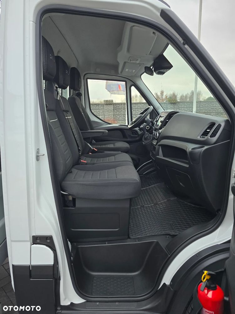 Iveco DAILY DAILY 35C18 / 50C18 HI-MATIC 9PALET 4,50cm Długi 850Kg ŁADOWNOŚĆ SALON PL 39 Tyś km STAN NOWY NOWY NOWY NA GWARANCJI TEMPOMAT FOTEL PNEŁMATYCZNY KLIMATYZACJA AUTOMATYCZNA LEDY BLOKADA MOSTU HAK FABRYCZNY - 35