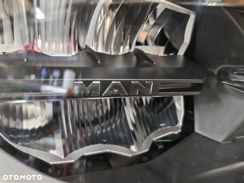 MAN TGX II 2 LAMPA REFLEKTOR PRAWY PRZÓD PRZEDNIA EU LED 81251016822 - 3
