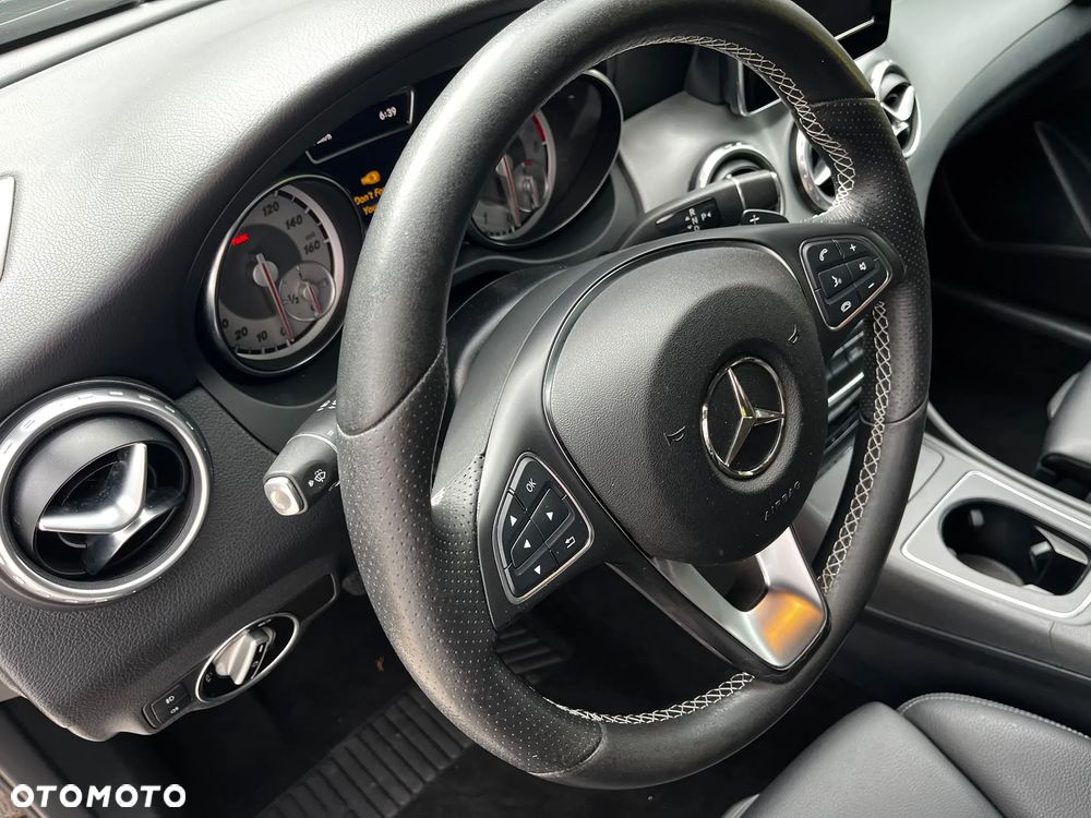 Mercedes-Benz GLA - 38