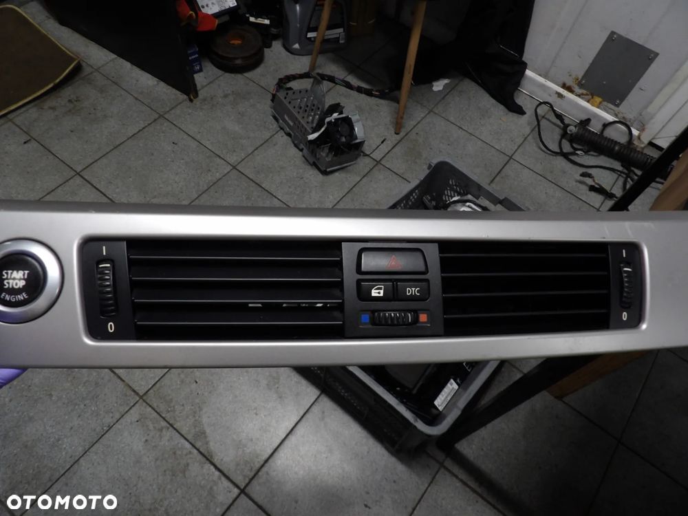 BMW - E90,E91 - ŚRODKOWA KRATKA NAWIEWU - DEKOR KONSOLI - 6924082 - 1