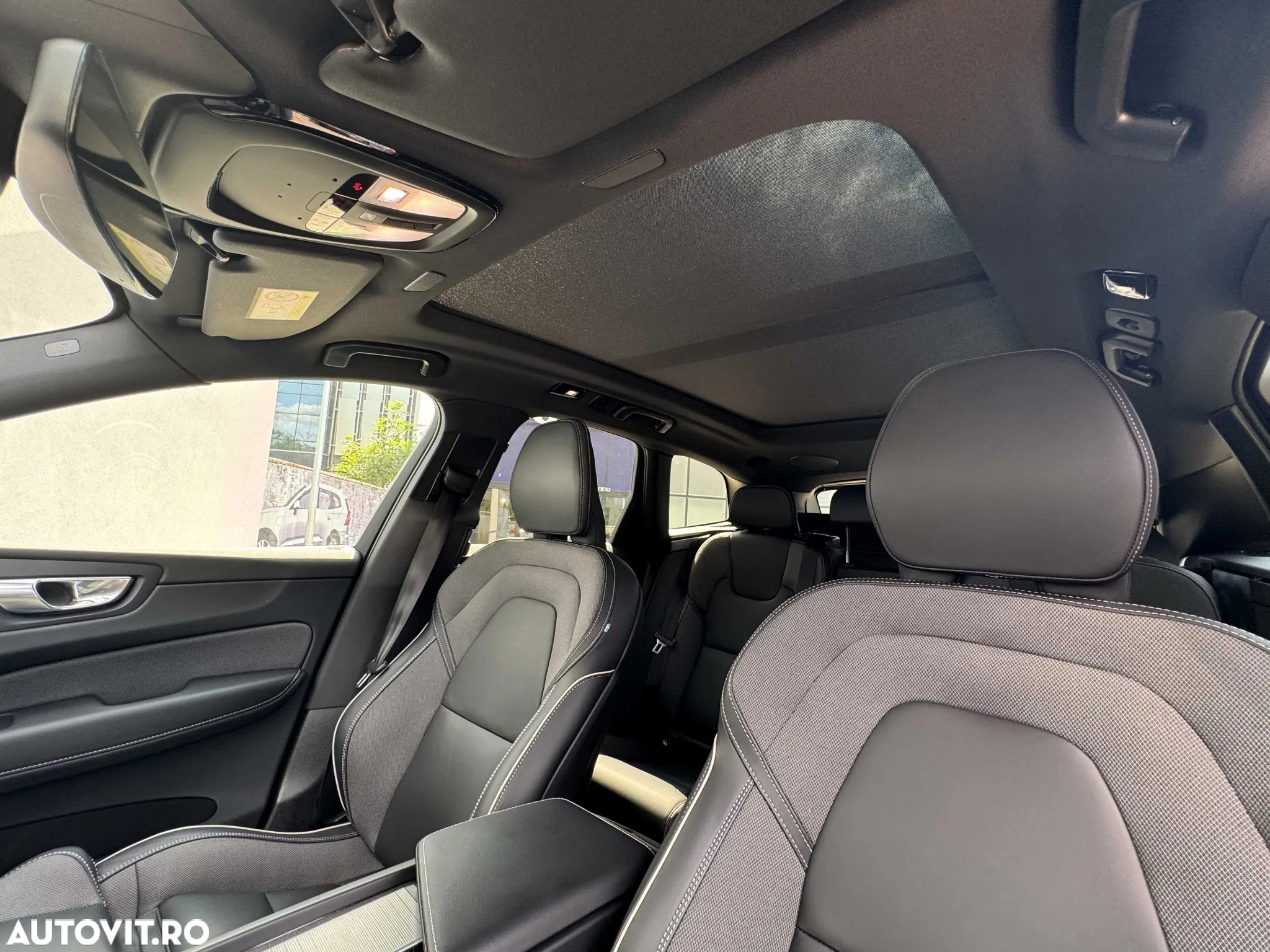Volvo XC 60 B4 MHEV AT AWD Plus Dark - 32