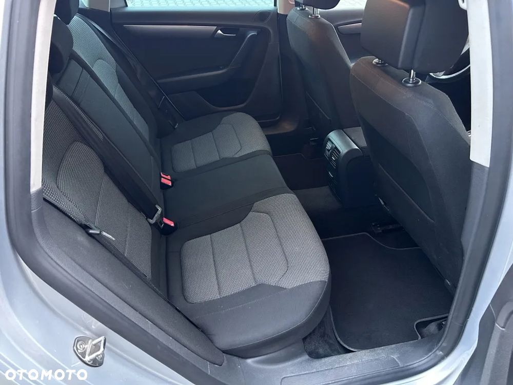 Volkswagen Passat - 16