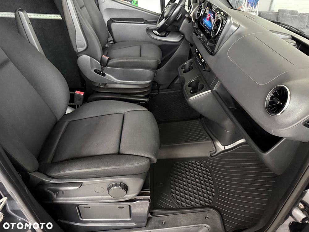 Mercedes-Benz Sprinter - 25