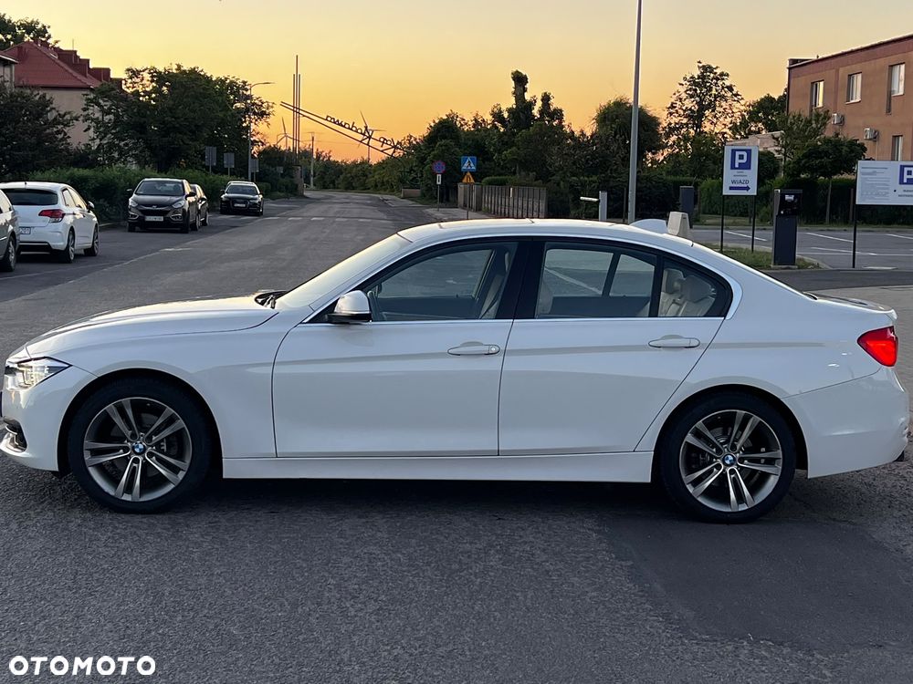 BMW Seria 3 330i - 10