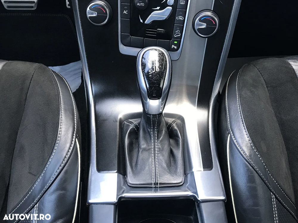 Volvo XC 60 D4AWD R-Design - 33