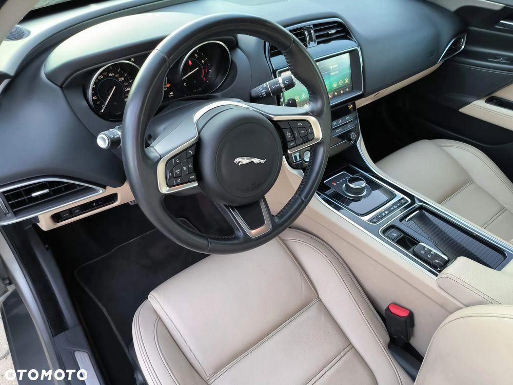 Jaguar XE 2.0 T Prestige - 15