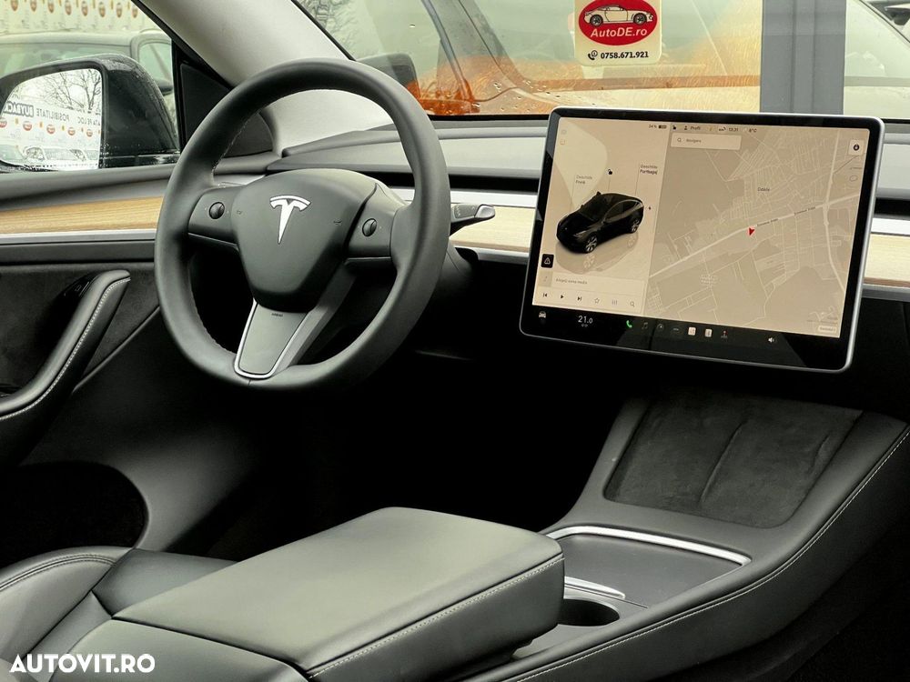 Tesla Model Y - 8