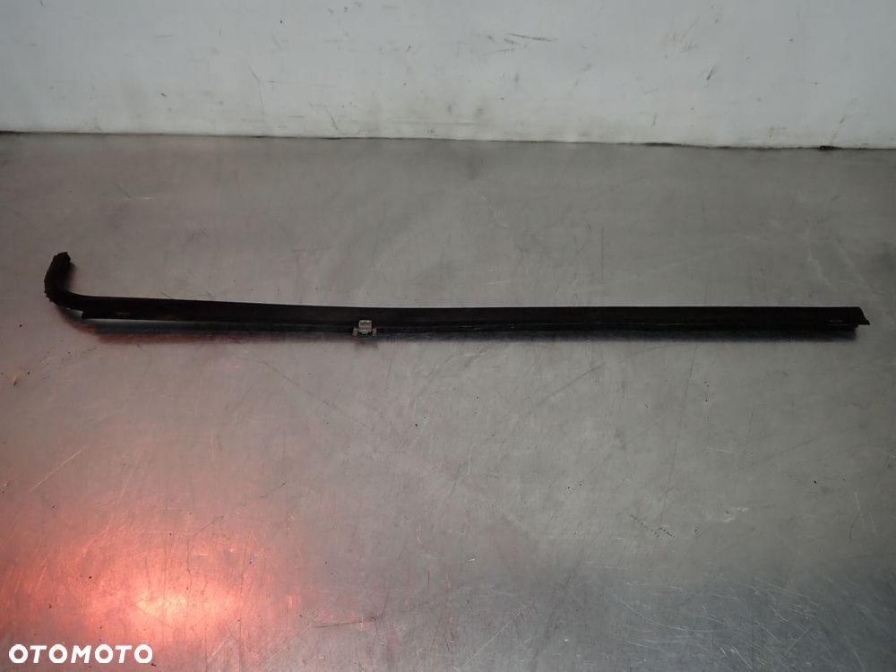 USZCZELKA SZYBY DRZWI PRAWY PRZÓD VOLKSWAGEN T3 - 2