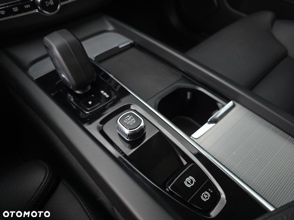 Volvo XC 60 B4 D Plus Dark - 18