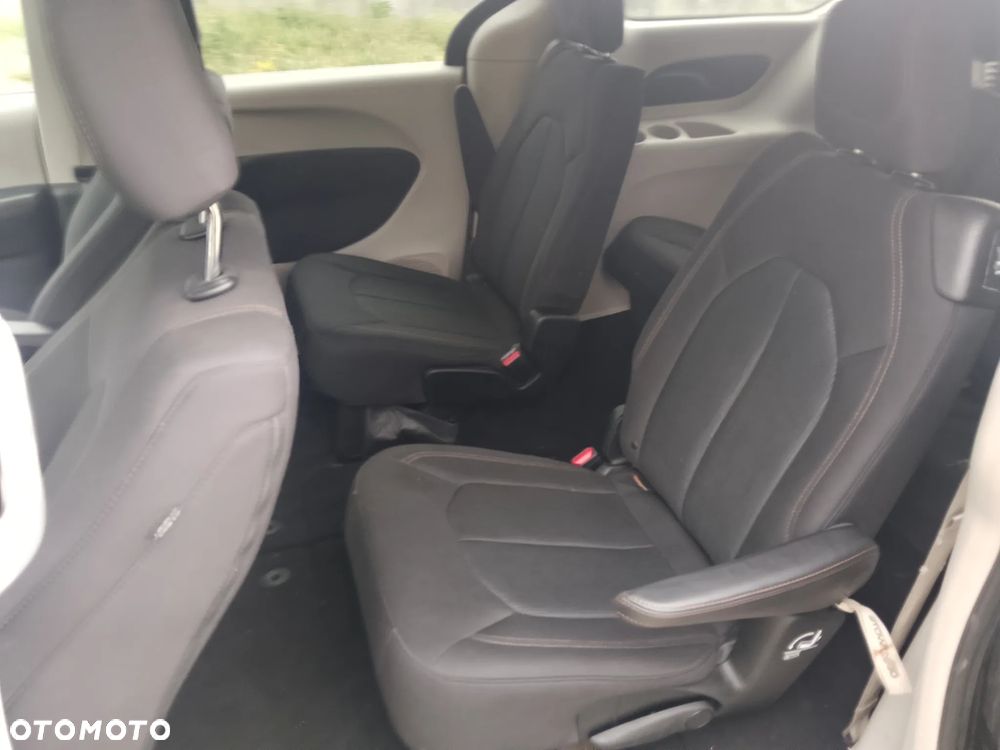 Chrysler Pacifica - 5