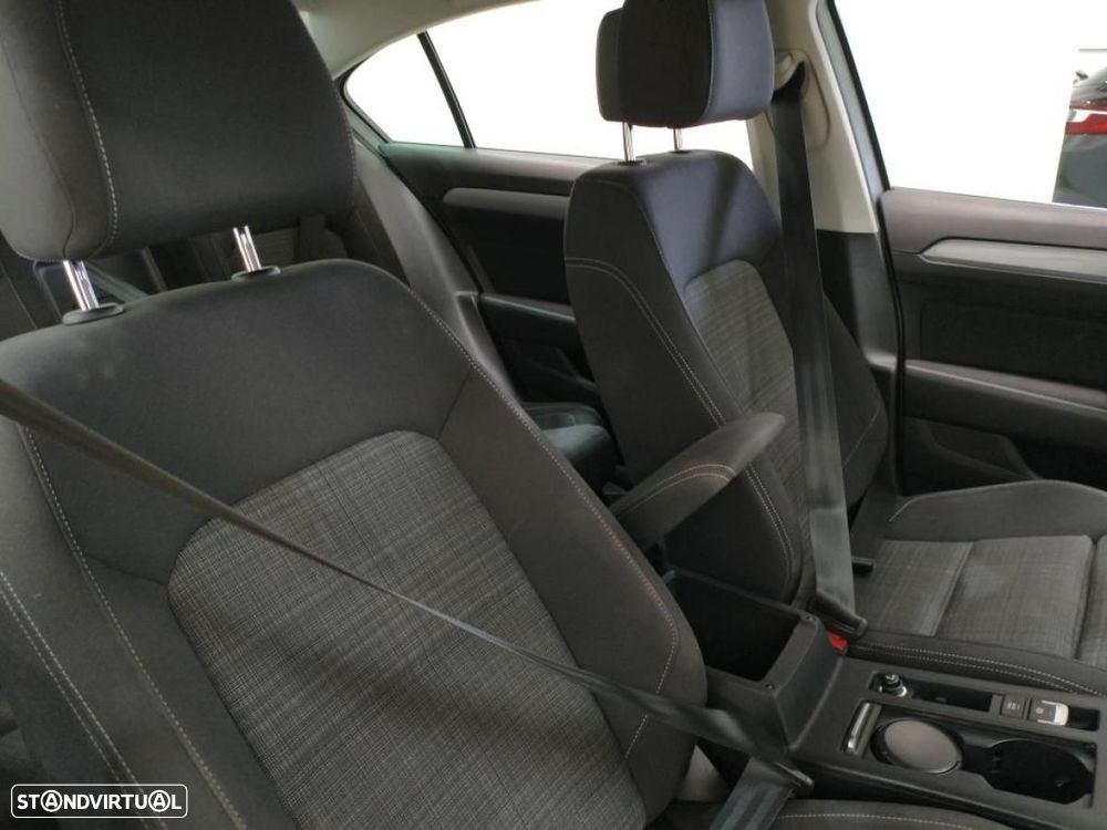 VW Passat 1.6 TDI Business DSG - 7