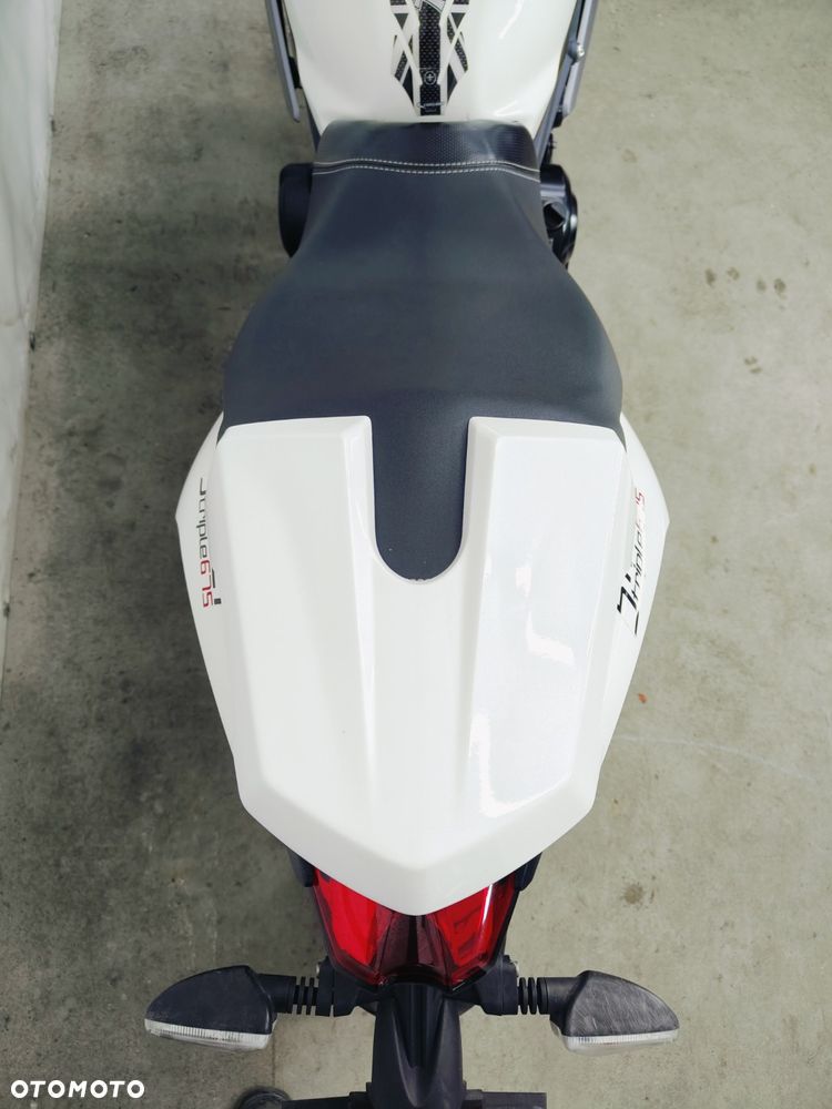 Triumph Street Triple - 12