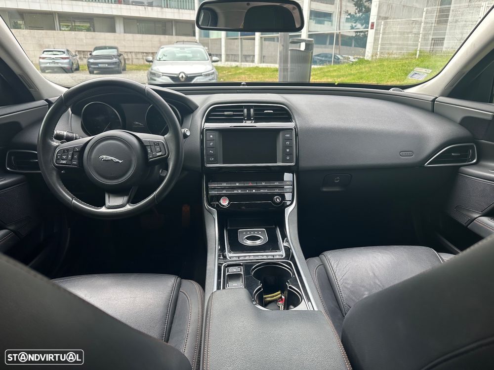 Jaguar XE 2.0 D Prestige Aut. - 4