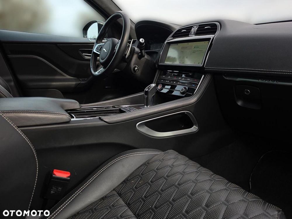 Jaguar F-Pace 5.0 V8 S/C AWD SVR - 35