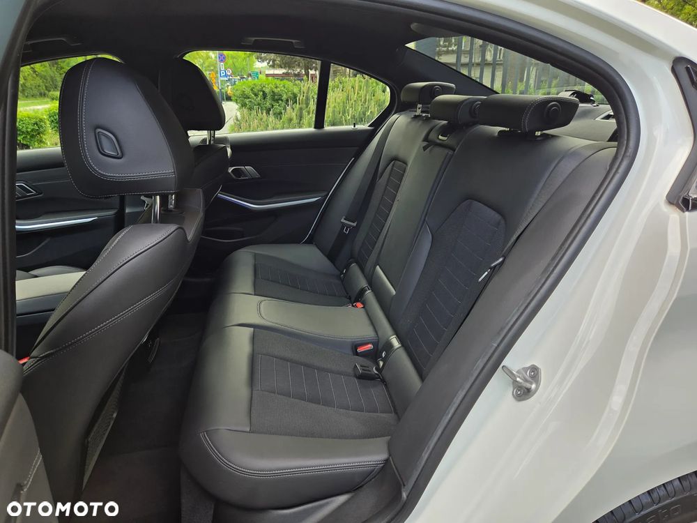BMW Seria 3 320i xDrive - 23