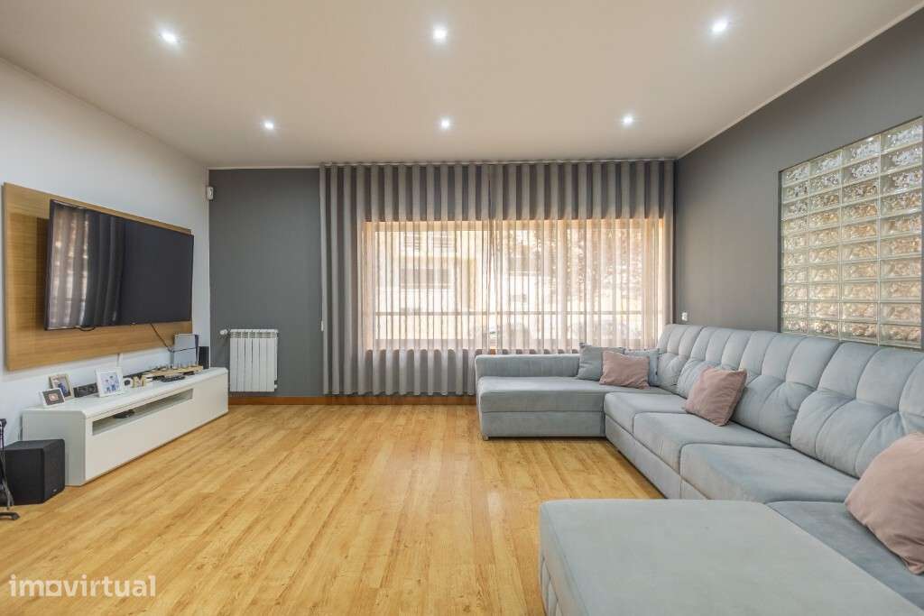 Moradia T4 com 2 Suites |Terraço| Salão na Cave | Condomínio Privado | - Grande imagem: 4/53