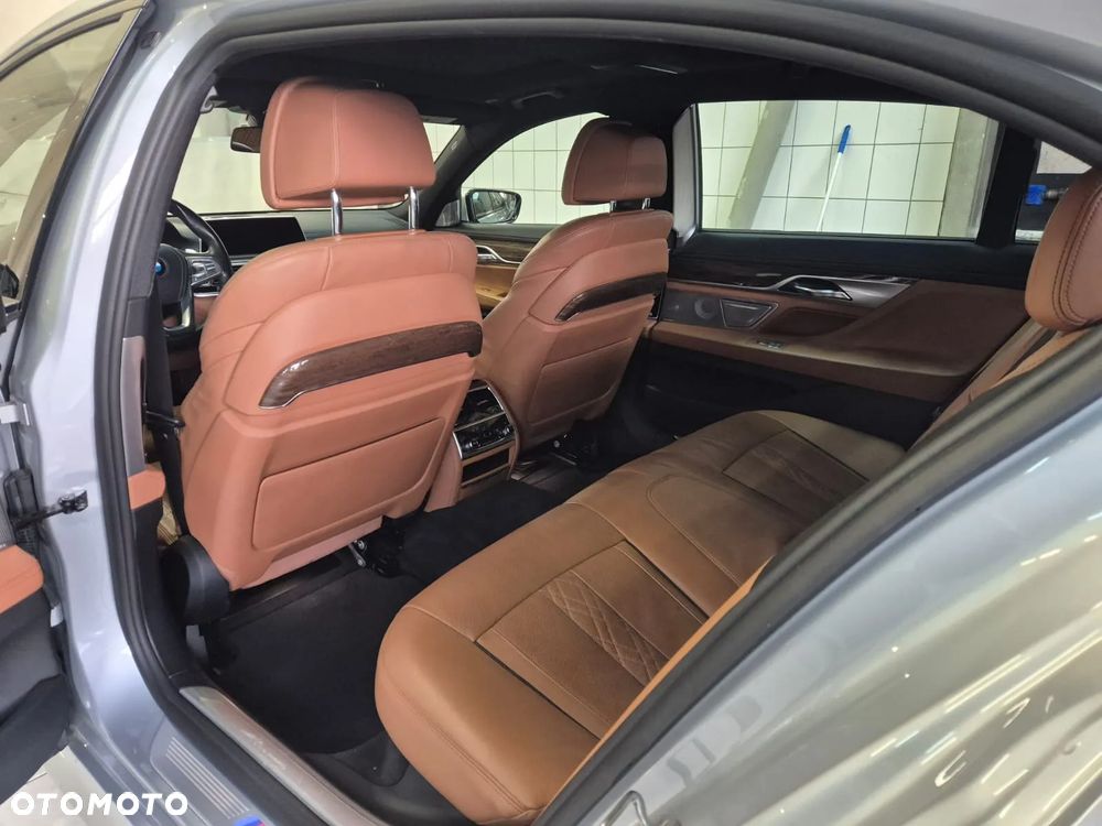 BMW Seria 7 750i xDrive - 3
