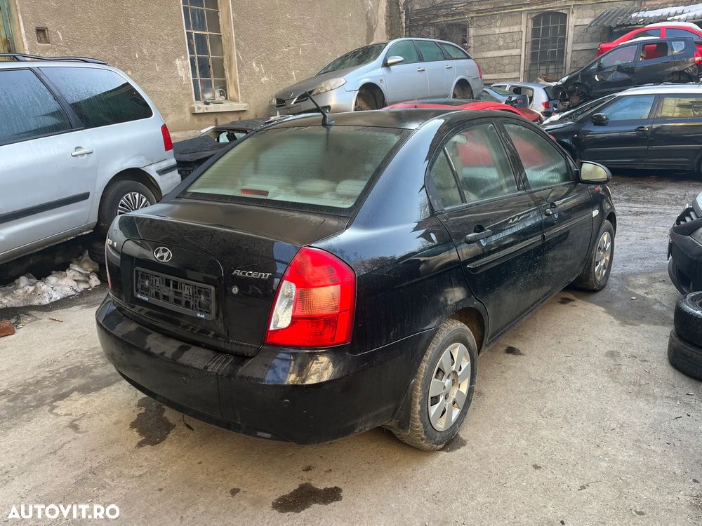 Dezmembrez Hyundai Accent 3 negru 2008 1,4 benzina 71KW - 5