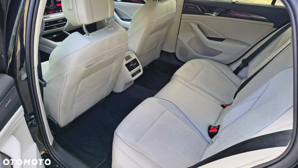 Volkswagen Passat Variant 2.0 TDI SCR 4Mot Elegance DSG - 12