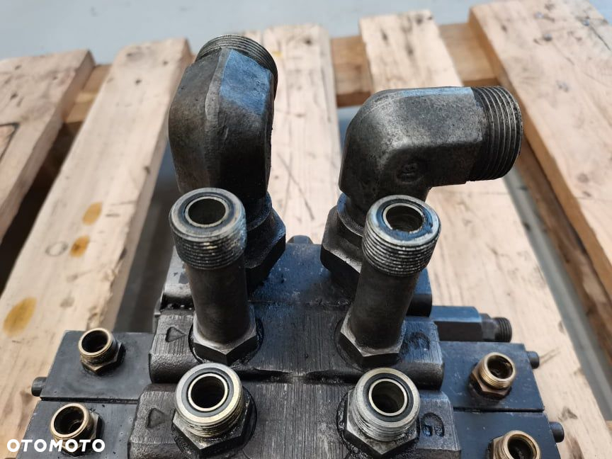 Rozdzielacz hydrauliczny CAT TH 63 - 7