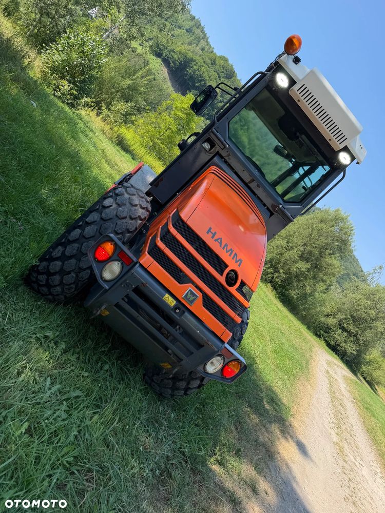 Hamm H 7i Walec Terenowo Drogowy Guma Stal. 6,5 tony 8ton. Import Norwegia 2017 rok. 1600 mtg. silnik KUBOTA 4cyl. Maszyna nie różni się od Nowej z salonu! Klimatyzacja wentylacja. Serwisy w Dekra AKTUALNE. Zero zniszczeń IGŁA !! Gotowy do długiej pracy. Po dużych serwisach eksploatacyjnych w Norwegii. Walec z Upadłości od pierwszego właściciela. Jego historia od nowosci to jedna inwestycja miejska! Jedyna taka okazja! Szerokość 168cm. Bardzo mały walec a moc Potężna! Full Wypas Wersja Norweska. Opony piękny stan. Ani deka luzów i wycieków. OKAZJA - 3