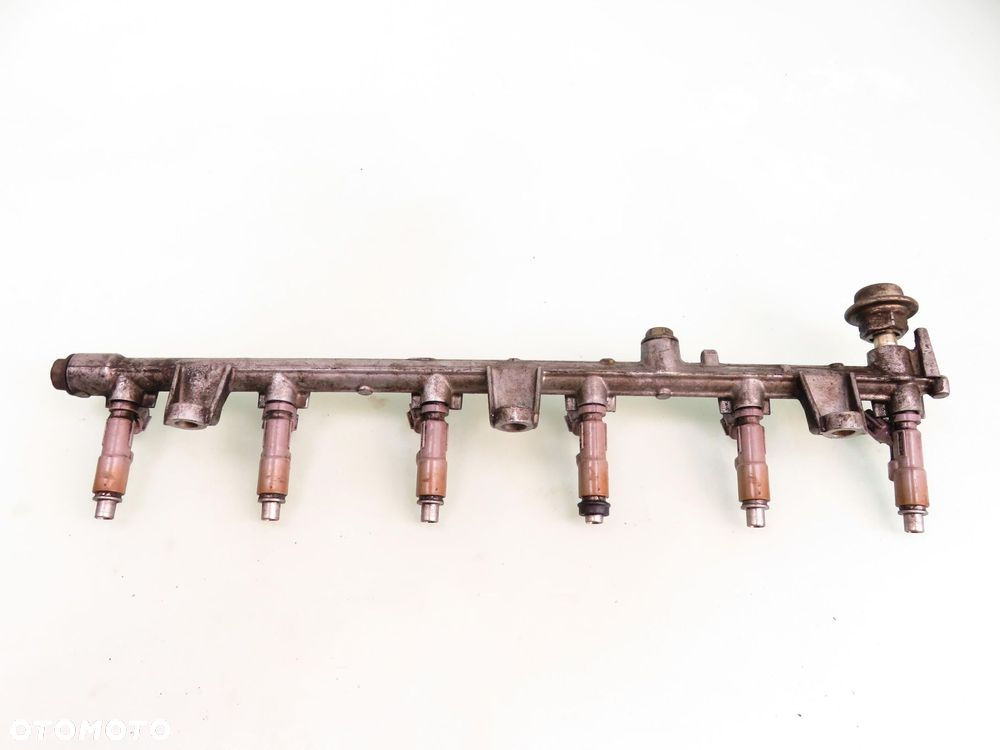 LISTWA WTRYSKOWA LEXUS IS I 200 - 1