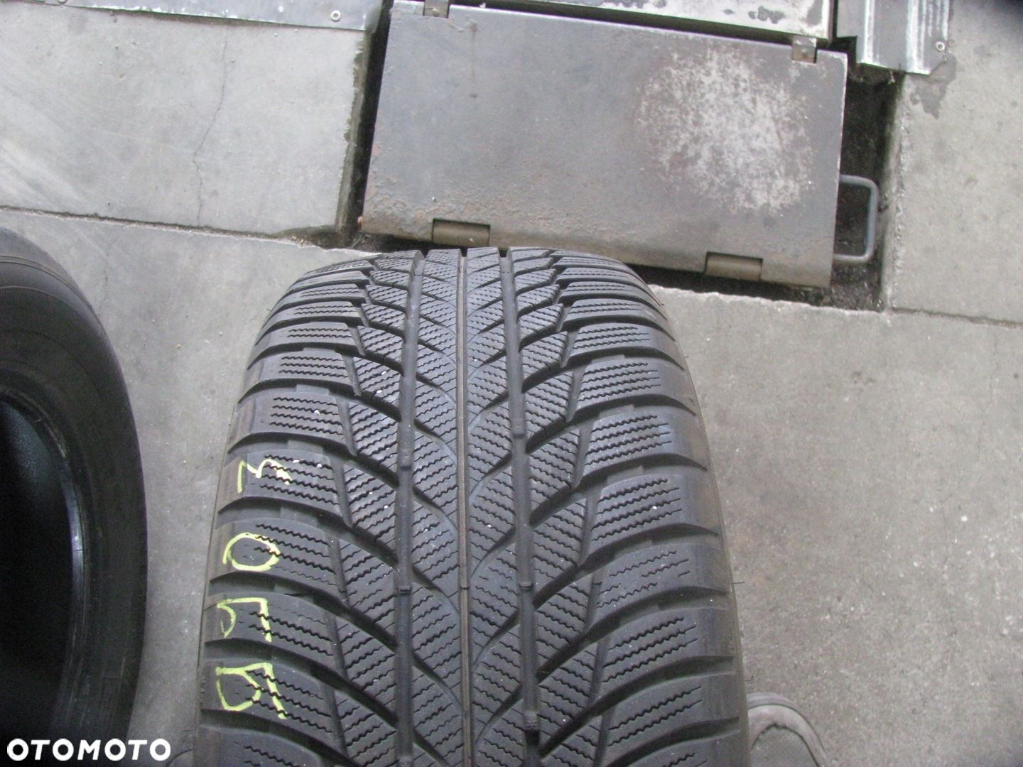 Opona zimowa Bridgestone Blizzak LM001 225/50R17 98 H - 1