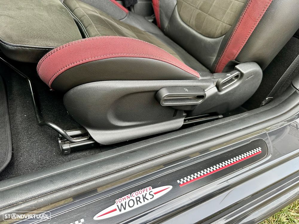 MINI Cabrio John Cooper Works - 12