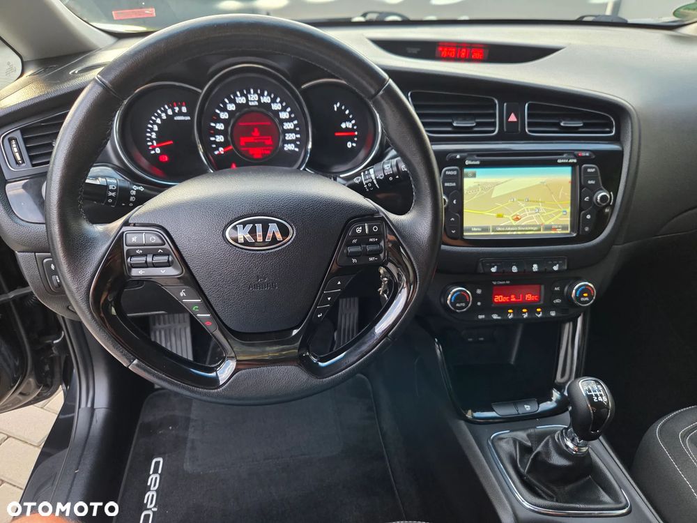 Kia Ceed 1.6 GDI Dream Team Edition - 17