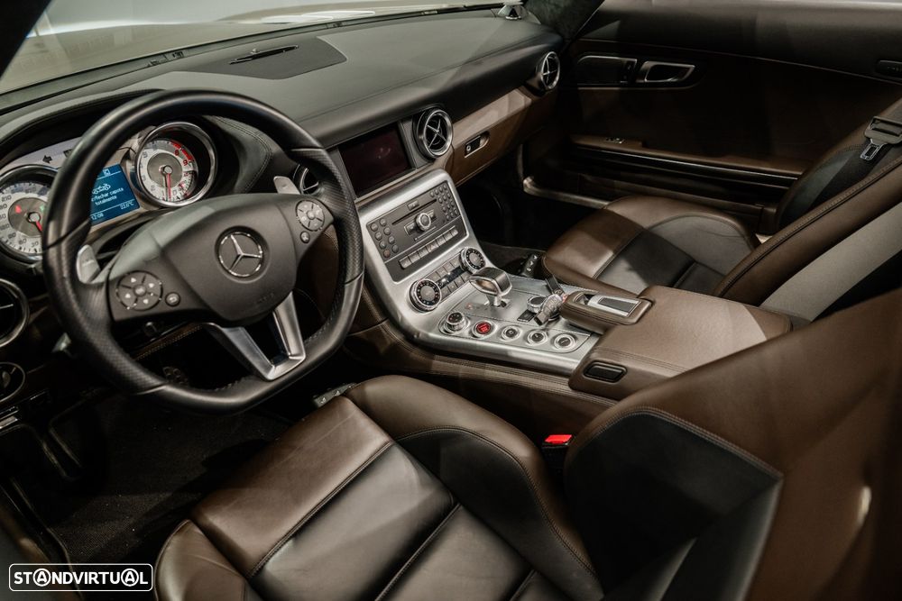 Mercedes-Benz SLS 63 AMG Roadster - 11