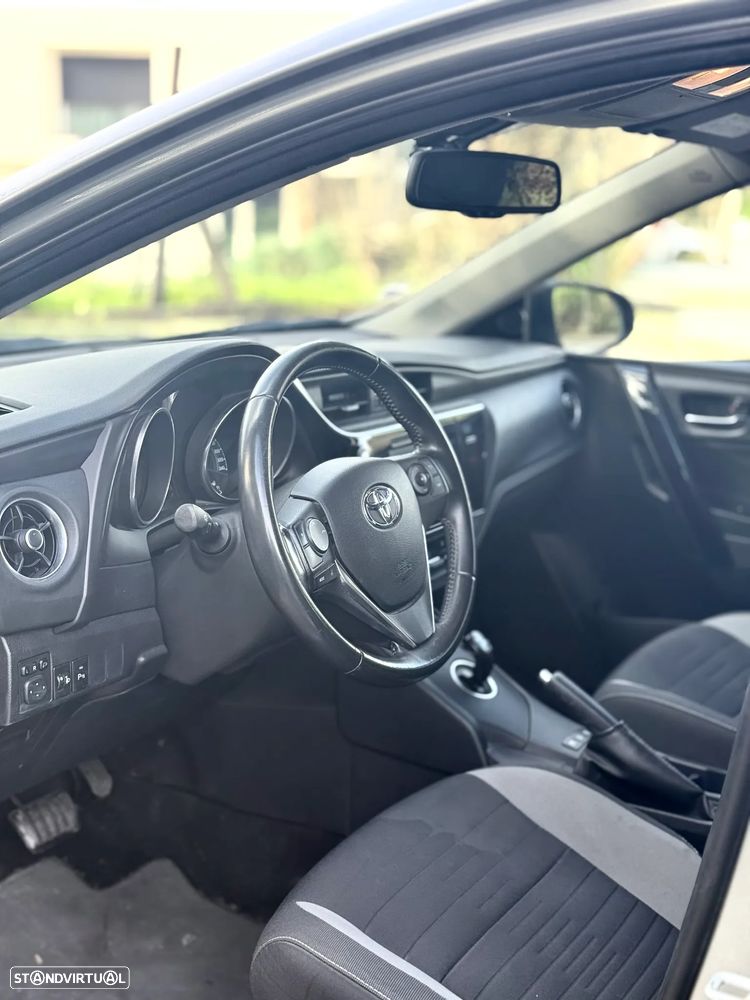 Toyota Auris Touring Sports 1.8 HSD Comfort - 19