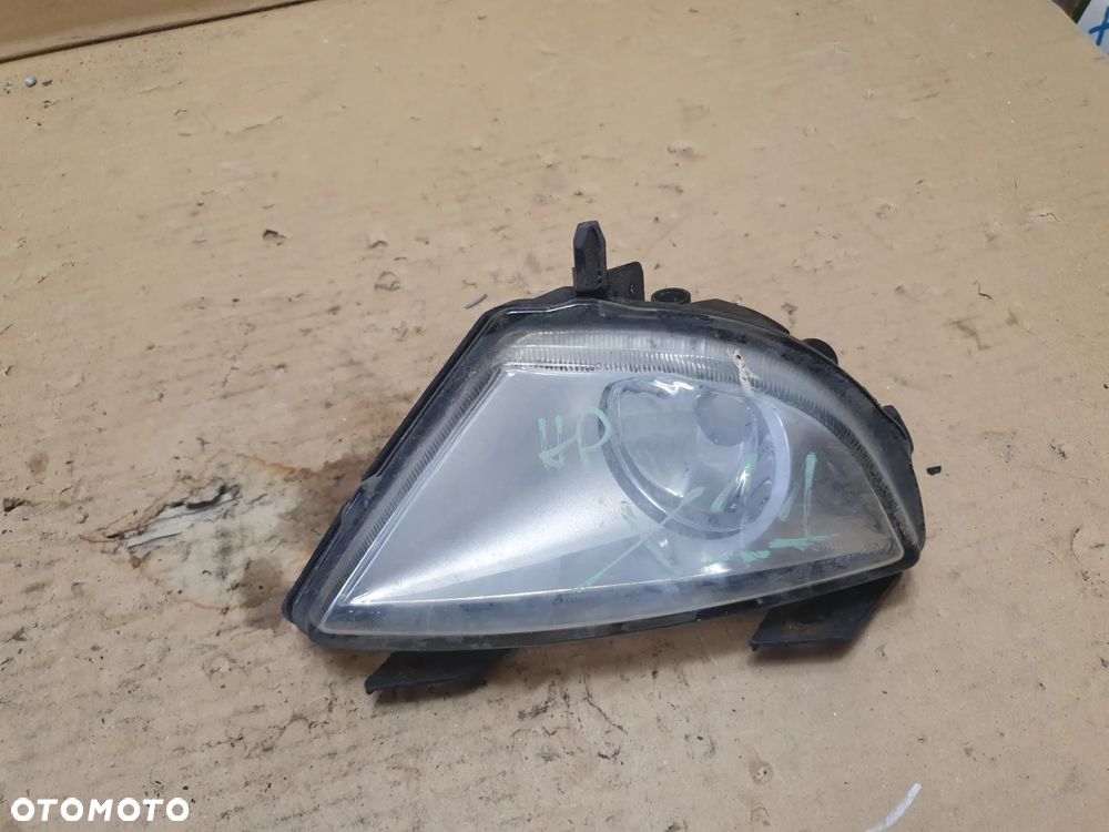 FORD FIESTA MK6 LAMPA HALOGEN PRZECIWMGIELNY PRAWY 2S61-15K201-A - 1