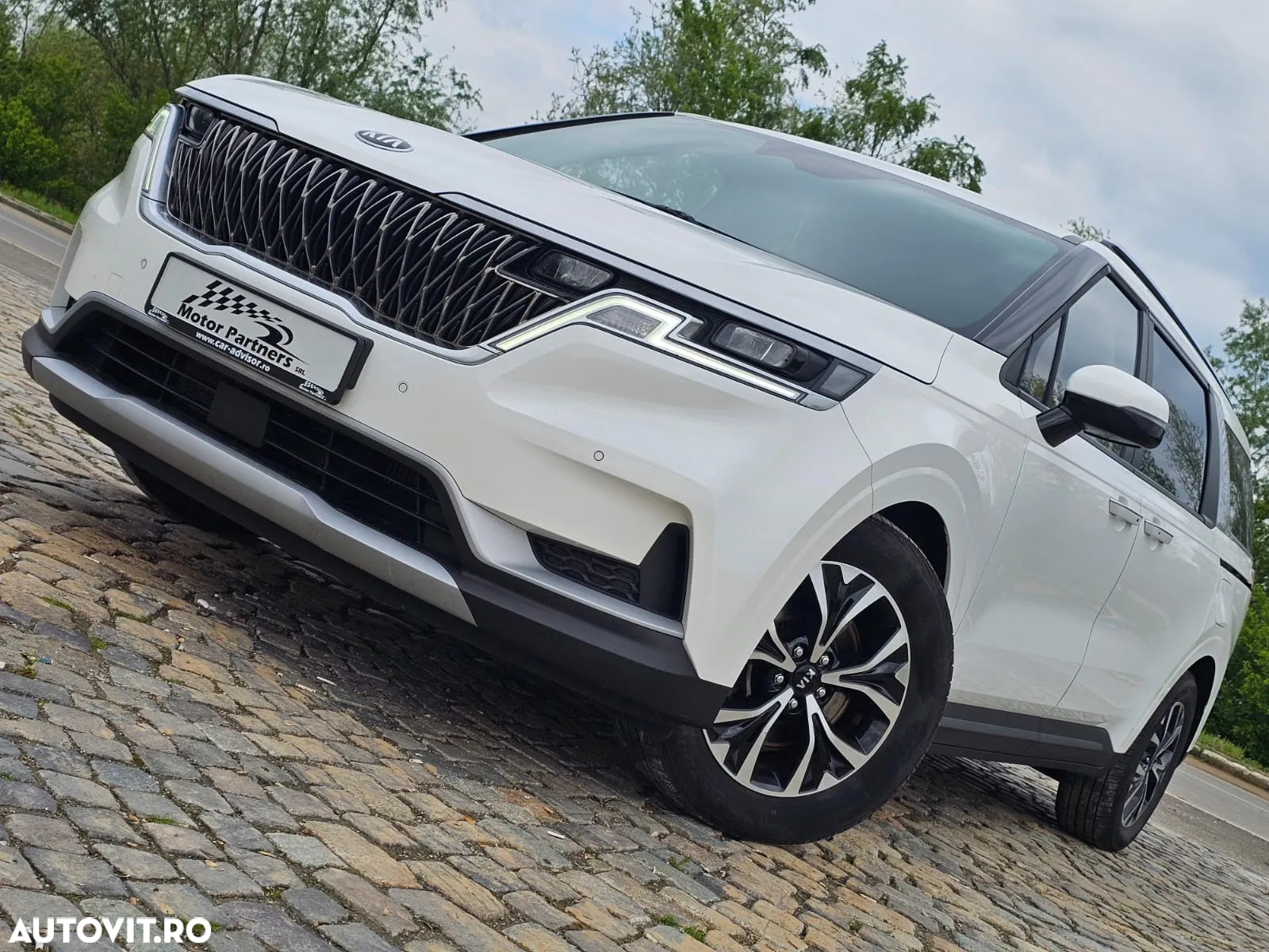 Kia Carnival - 8
