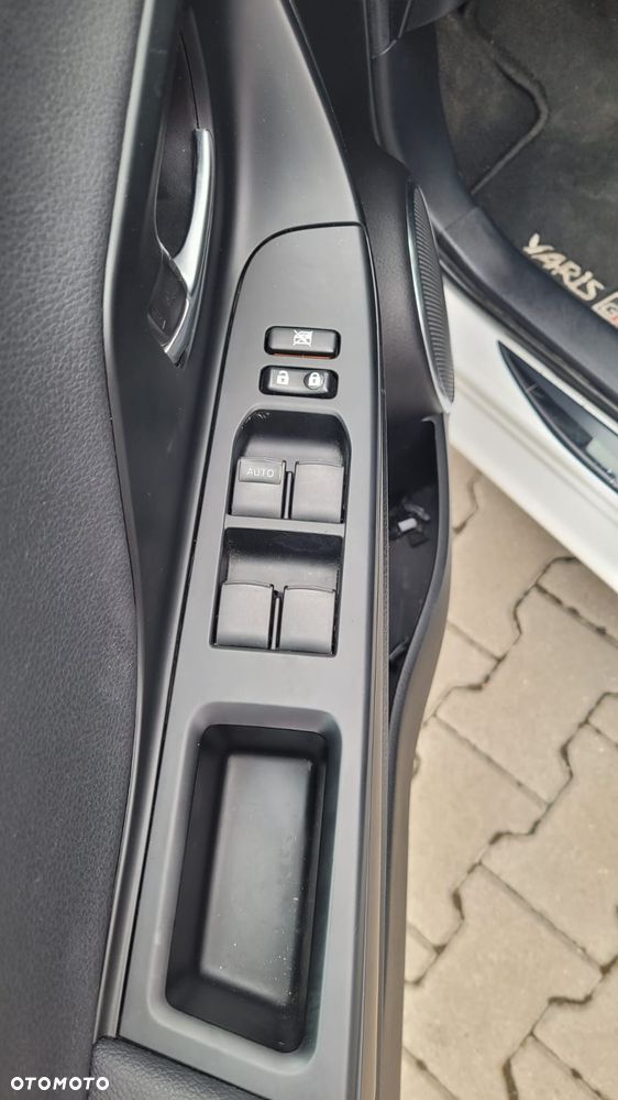 Toyota Yaris Hybrid 100 Business Edition - 17