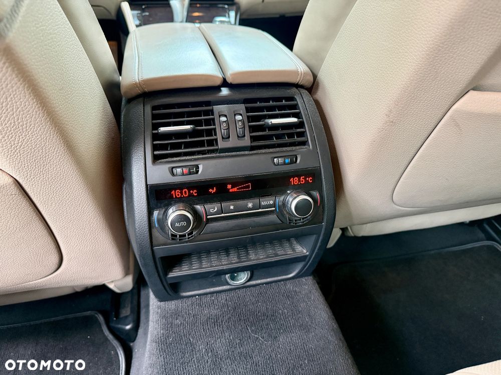 BMW Seria 5 535i xDrive Luxury Line - 28