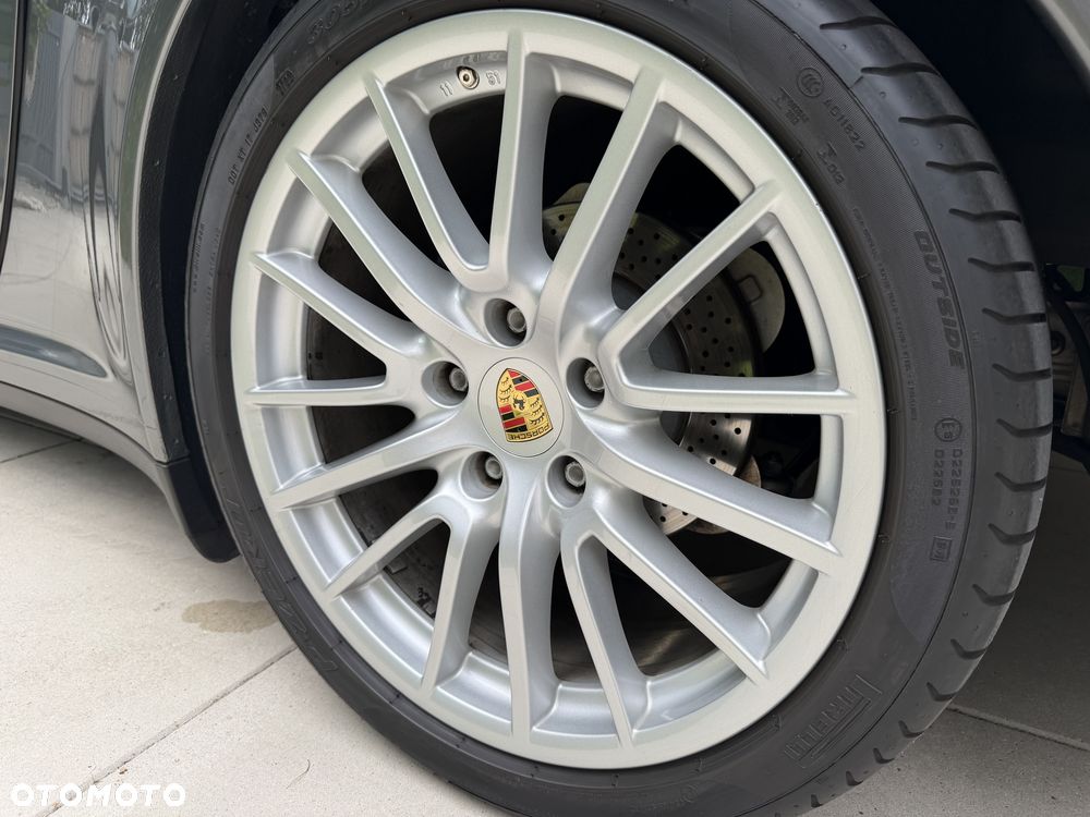 Porsche 911 Carrera 4 - 7