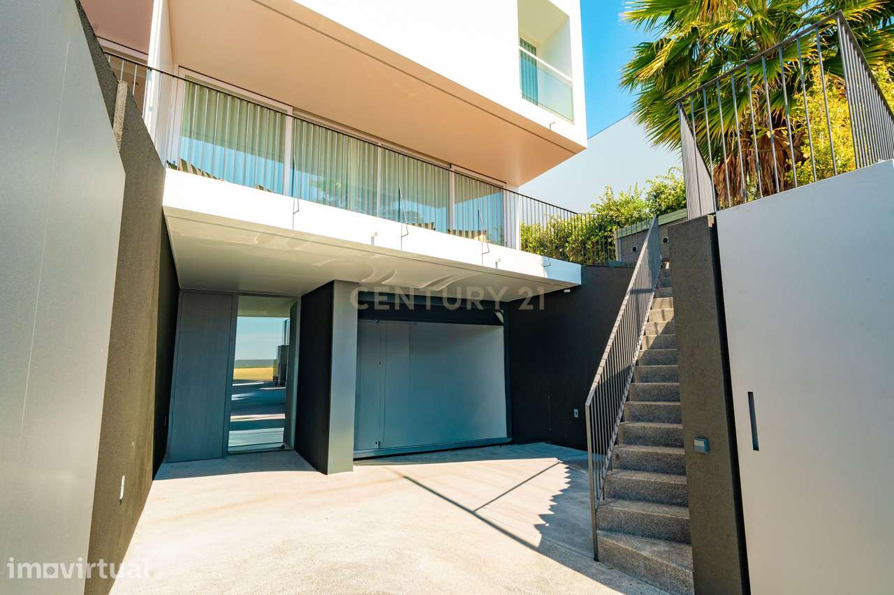 Moradia Exclusiva com Vista Lido na Prestigiada Zona da Ajuda – Jardim - Grande imagem: 2/28