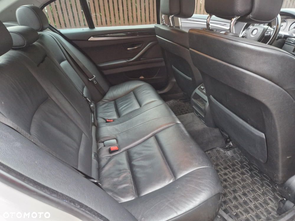 BMW Seria 5 525d xDrive - 13