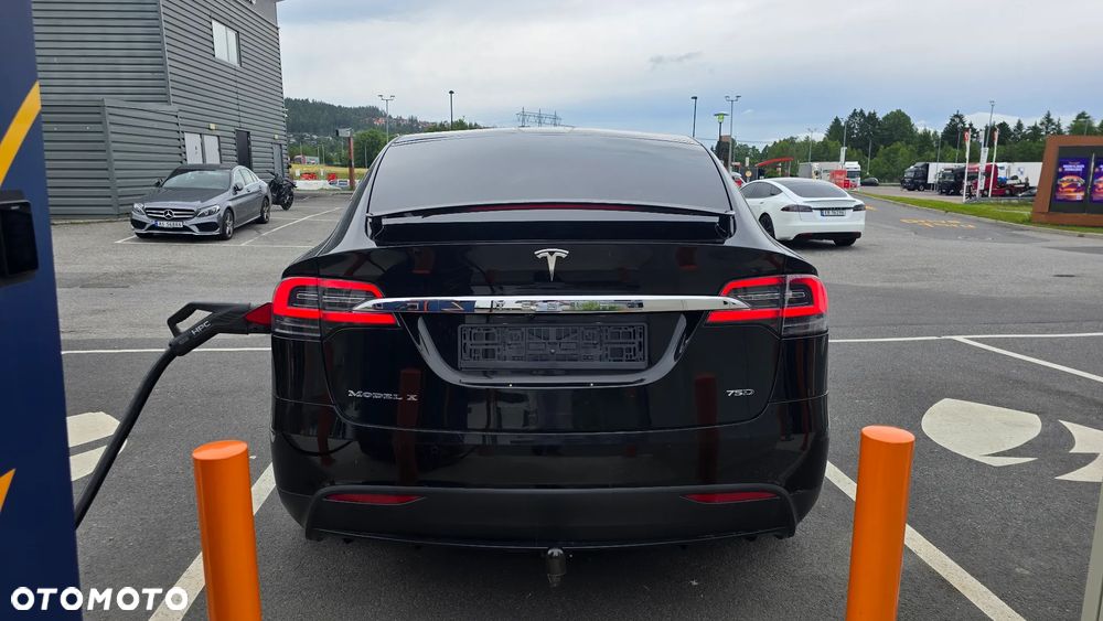 Tesla Model X - 5