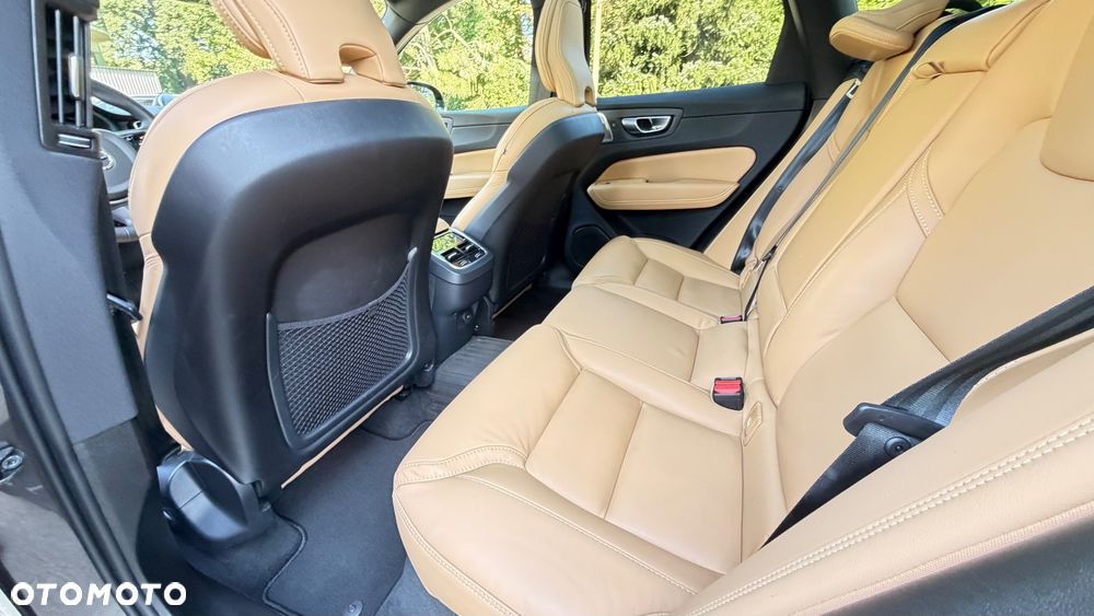 Volvo XC 60 B4 D AWD Ultimate Dark - 6