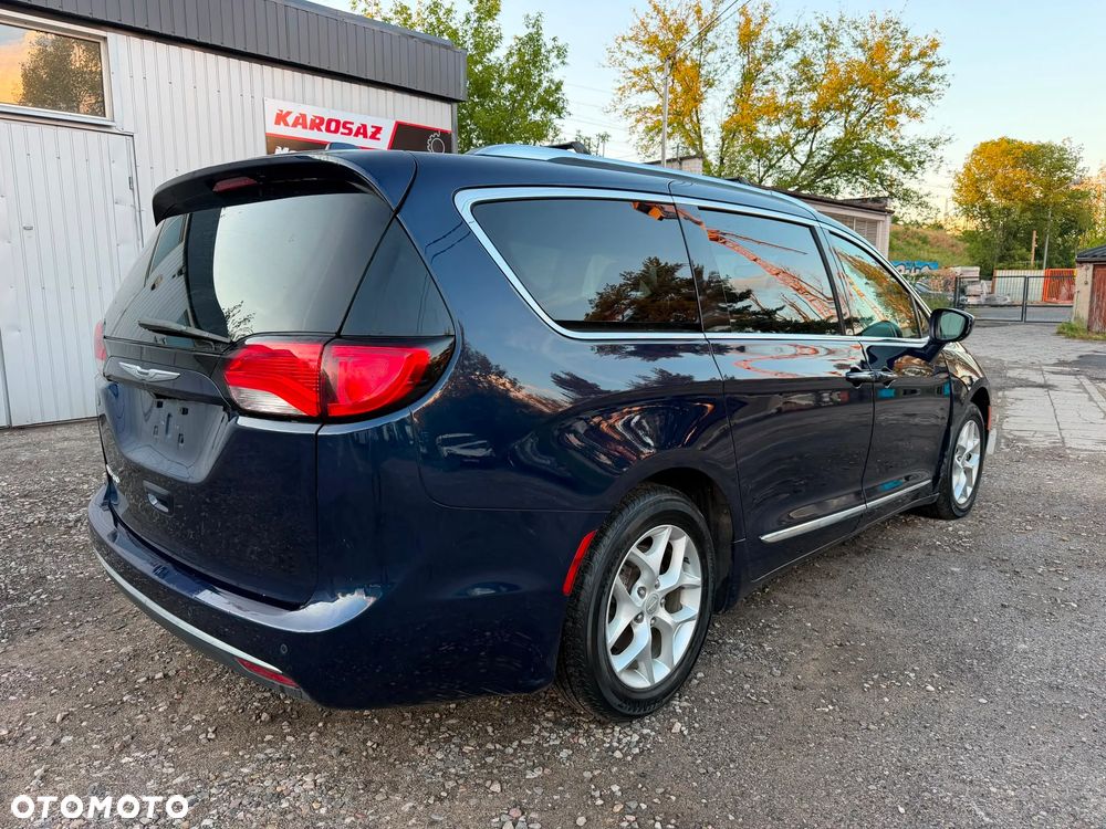 Chrysler Pacifica - 4