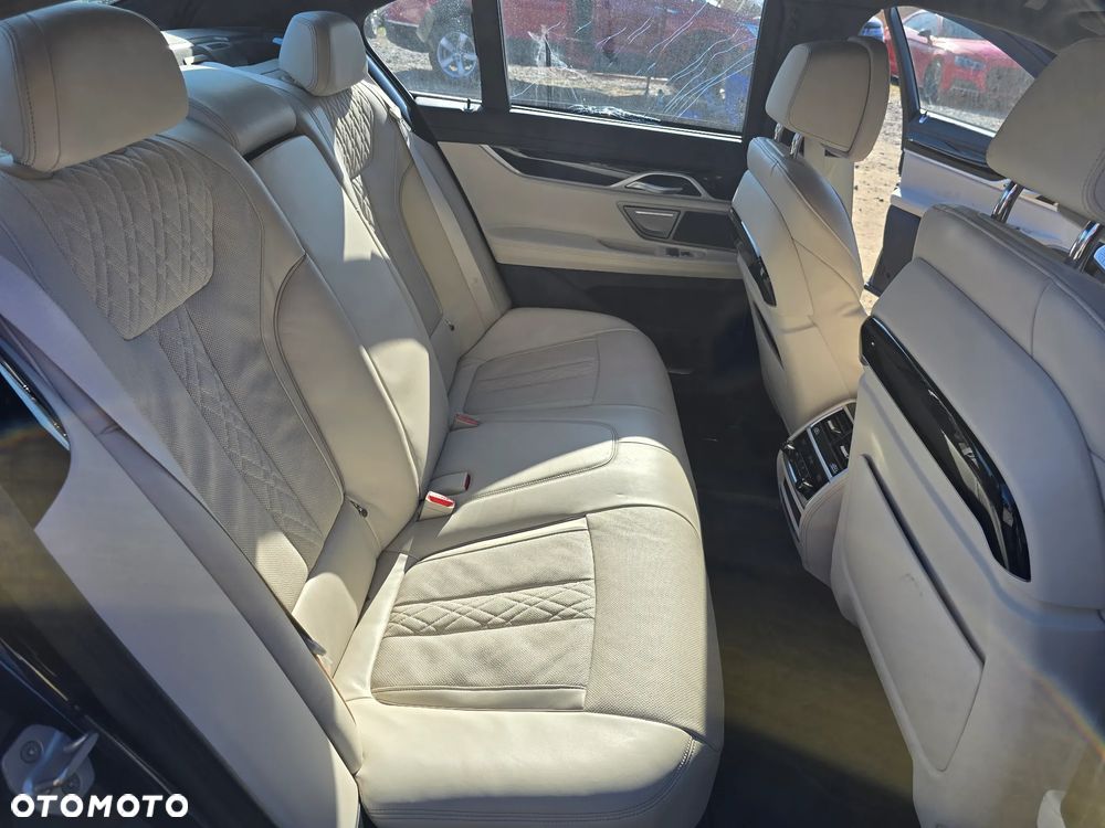 BMW Seria 7 750i xDrive - 17