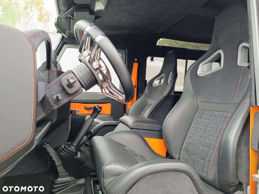 Land Rover Defender - 26