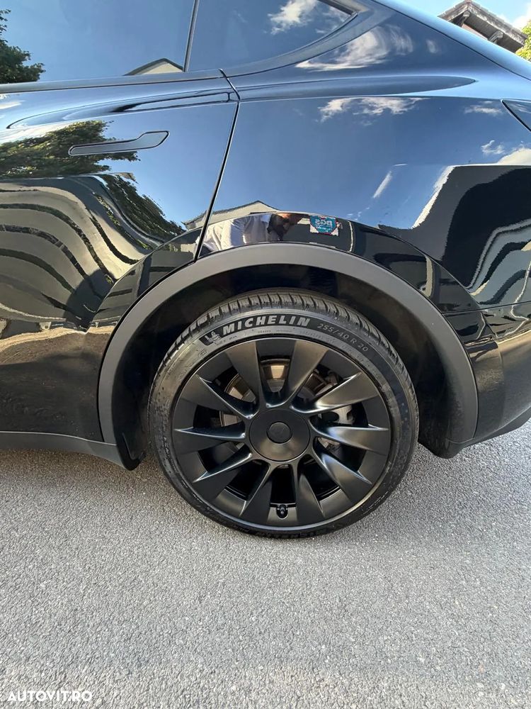 Tesla Model Y - 5