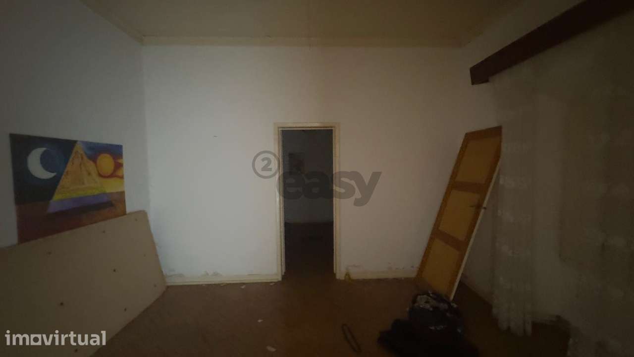 Moradia para remodelar com 8 divisões, 2 anexos e quintal, Castro Verd - Grande imagem: 3/21