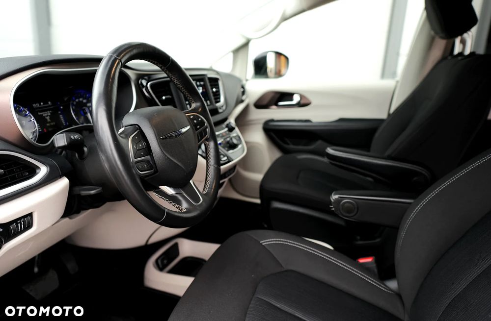 Chrysler Pacifica - 17