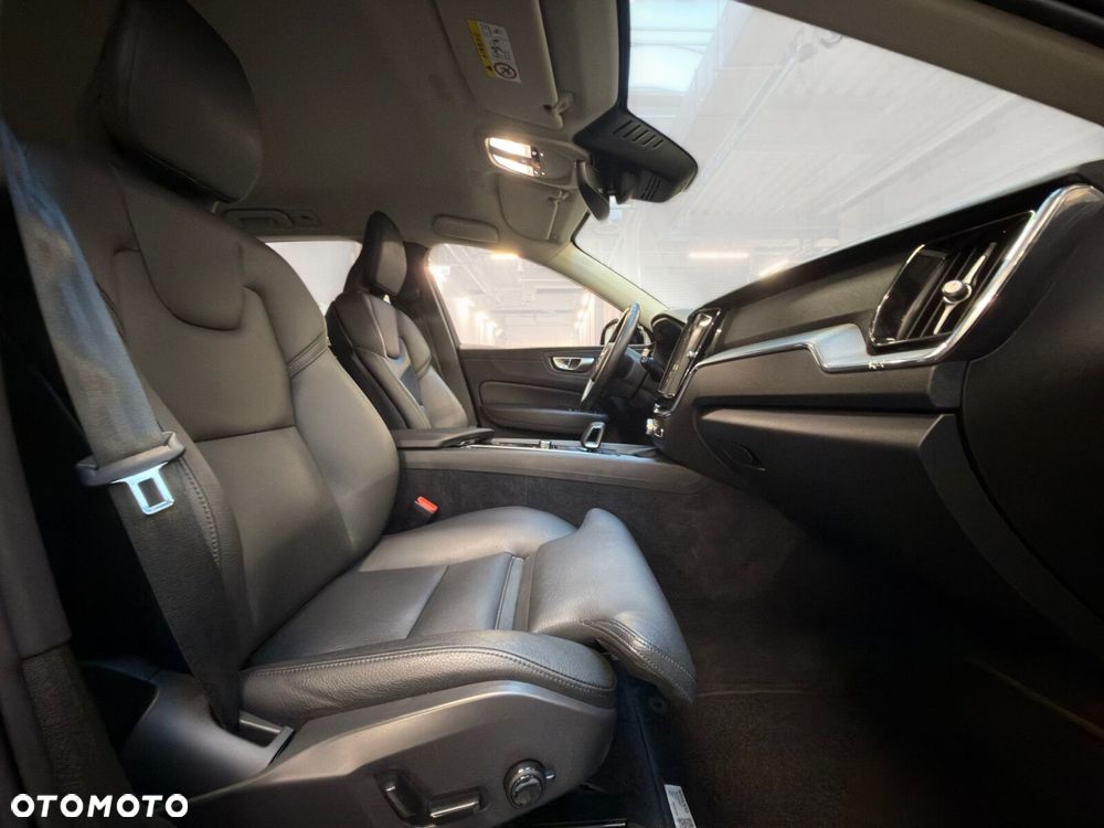 Volvo XC 60 B4 B Plus Dark - 24