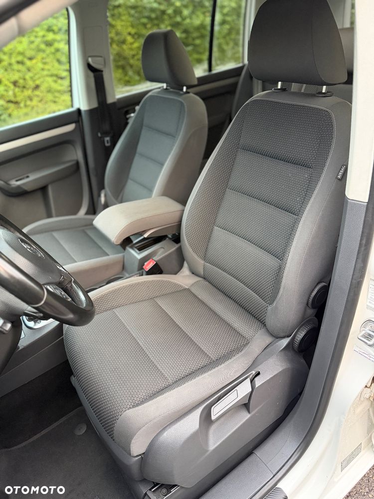 Volkswagen Touran 2.0 TDI DPF BlueMotion Technology DSG Comfortline - 25