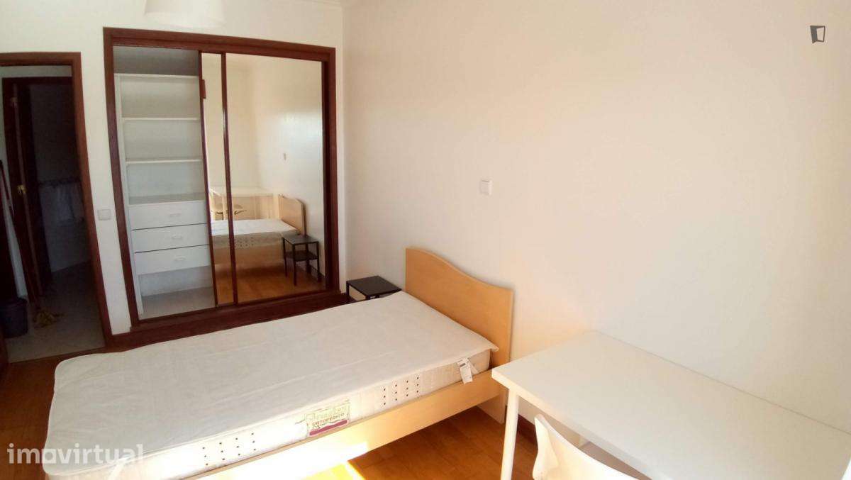 Quarto - localizado em Almada Lisbon - Grande imagem: 4/9