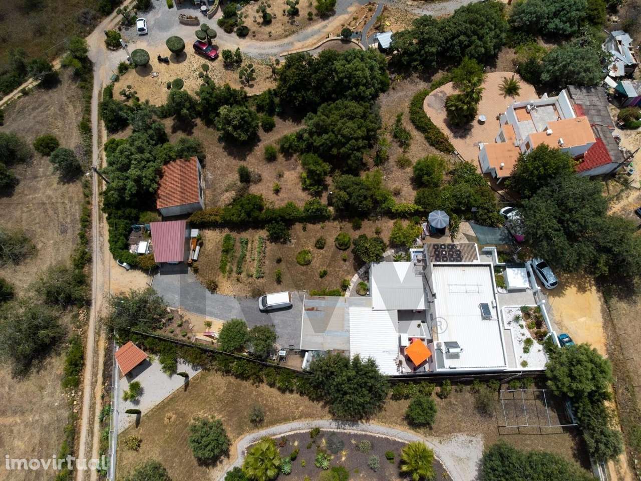 Moradia independente totalmente remodelada com piscina, localizada no - Grande imagem: 2/23